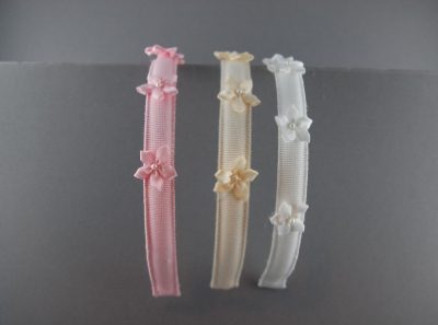 Cerchietto con 5 fiorellini piccoli in raso con perlina BSC-608