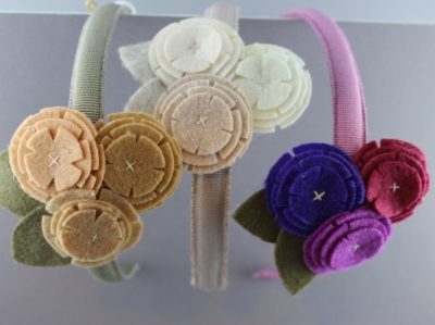 Cerchietto con tris di fiori tondi in panno con foglie BSW-704