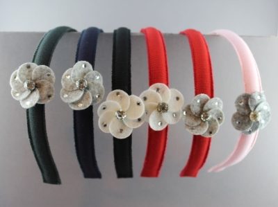 Cerchietto con fiore a petali in panno con strass BSW-181