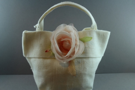 Borsettina in lino con rosa con foglia in seta e organza BRC-612