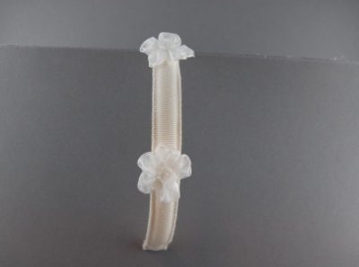 Cerchietto con 3 fiorellini in tulle con perline BSC-619