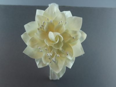 Cerchietto con gardenia con pistilli grande BSC-621