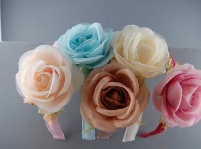 Cerchietto con rosa in seta e organza con foglie BSC-612