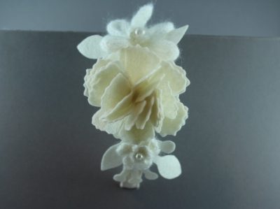 Cerchietto con tris di fiori in panno e lana con perle BSW-707