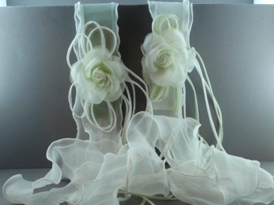 Cintura a fascia in canetè e voile con rosa in seta bianca e salvia con fiocchi in tubolare CTC-57