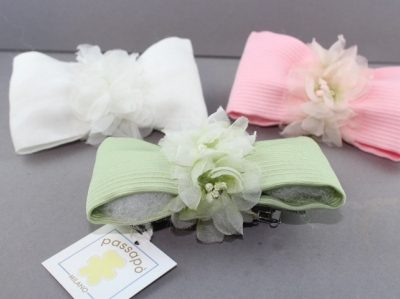 Molletta con fiocco in tessuto ottomano con fiori in organza e seta MLC-722