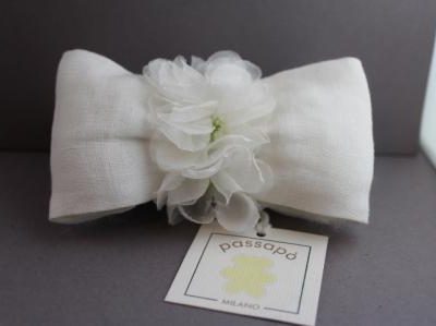 Molletta con fiocco in lino con fiori in seta e organza con pistilli verdi MLC-44