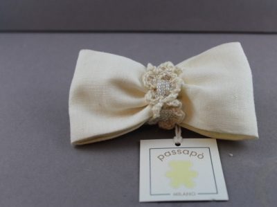 Molletta con fiocco in lino con fiori all'uncinetto con perline MLC-67