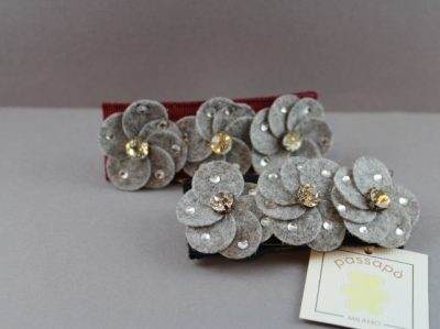 Molletta con fiori a petali in panno con strass MLW-181