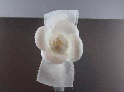 Cerchietto con fiocco in voile con camelia dura grande BSC-961