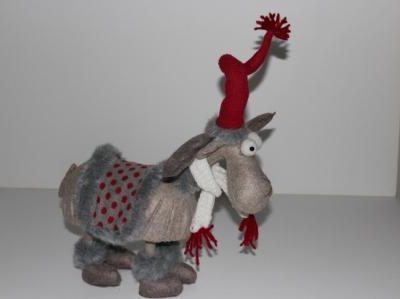 Renna con sciarpa e cappello