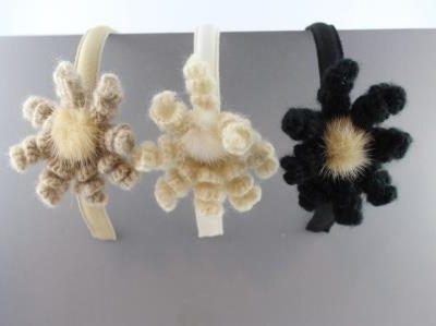 Cerchietto con fiore di riccioli all'uncinetto e pompon di visone BSW-1928